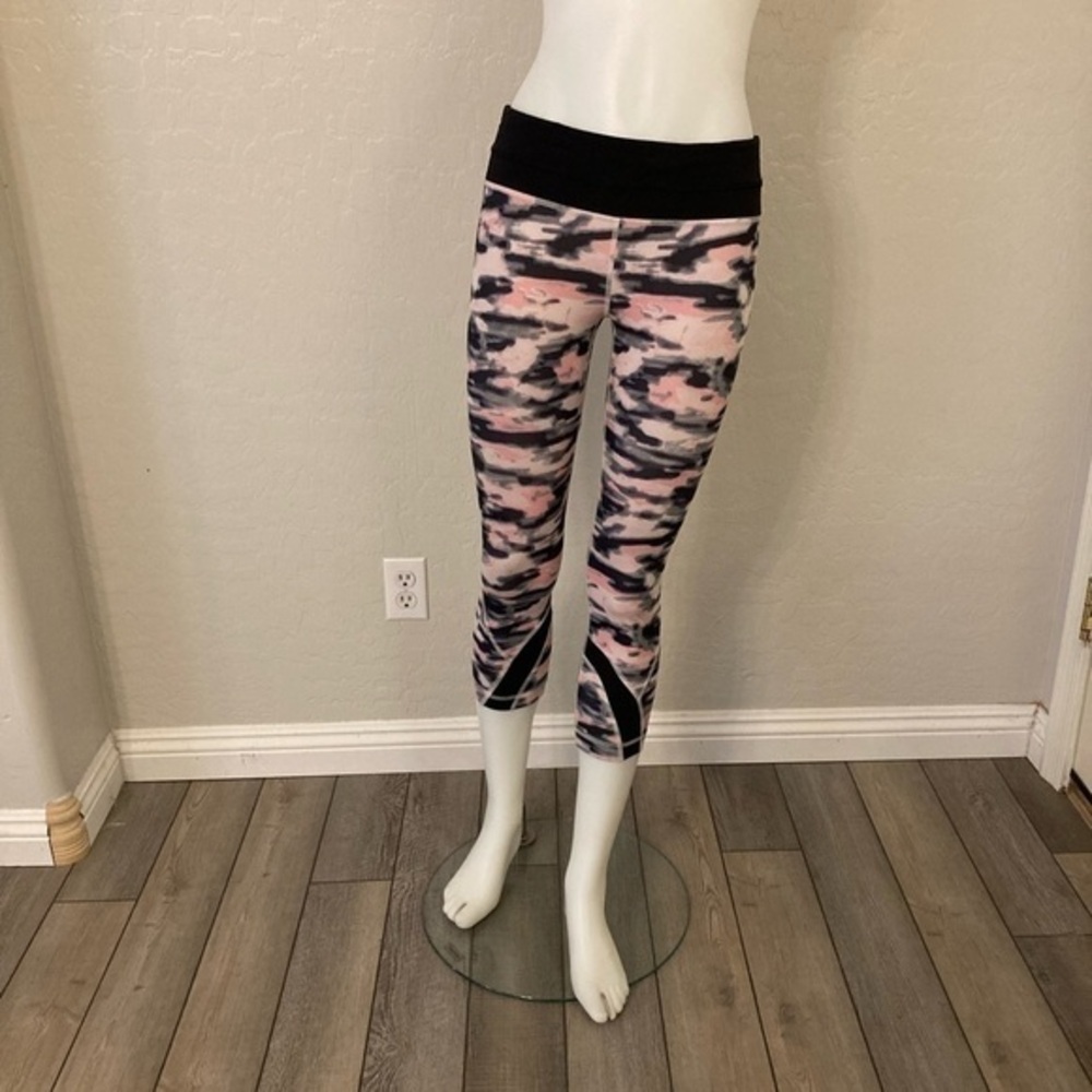 Lululemon Run: Inspire Crop ll All Luxtreme Wamo Camo Barely Pink/Black Size 6